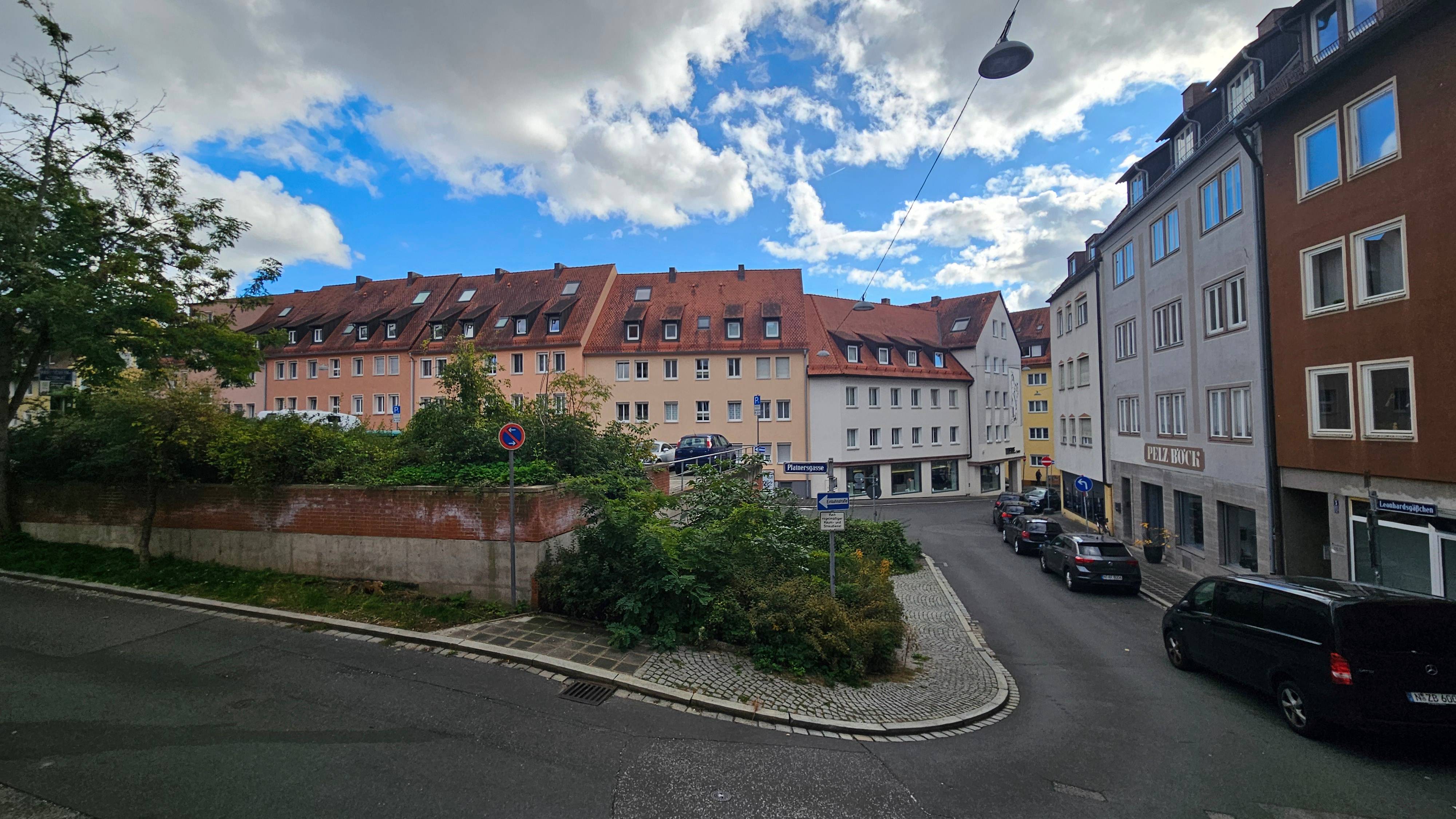 Minimalistischer, pflegeleichter Garten mit Ruhezone.